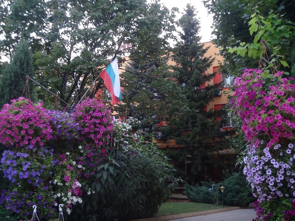 Family Hotel Familya Ruse Exterior foto
